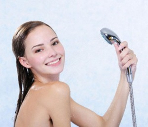 Hàng ngày nên vệ sinh núi đôi và nhũ hoa ít nhất một lần. Mẹ bầu hãy dùng vải mềm và nước sạch đủ ấm để lau rửa. Không nên dùng xà phòng, vì chất tẩy trong xà phòng có thể làm núm vú bị nứt nẻ.