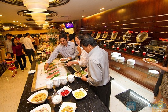 Không nên lấy thức ăn cho người đi cùng vì bạn sẽ không nắm được khẩu vị và "sức ăn" của người khác chính xác như bản thân họ. Ngoài ra, cầm nhiều đĩa trong một lần lấy đồ cũng là hành động thiếu lịch sự ở tiệc buffet.