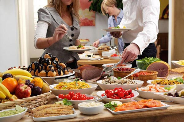 Không nên uống các loại nước có gas khi dự tiệc buffet vì chúng khiến bạn có cảm giác nhanh no, nhanh chán và không thể ăn nhiều món. Sinh tố, nước ép hoa quả hay nước lọc sẽ thích hợp cho những ăn như thế này.