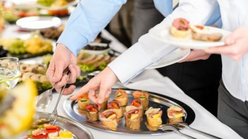 Khi tham gia tiệc buffet, bạn nên xếp hàng khi lấy thức ăn để thể hiện thái độ lịch sự & văn minh.