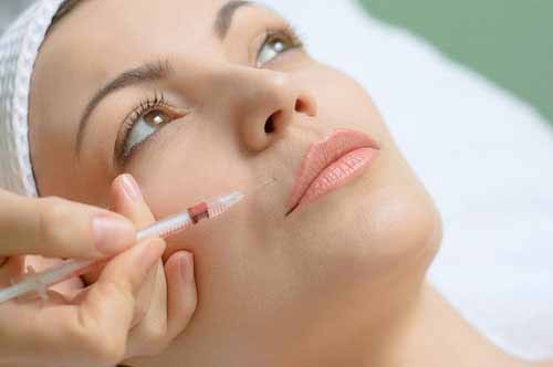 Tiêm chích làm trắng da Tiêm trắng da là phương pháp làm đẹp đang được nhiều Spa, thẩm mỹ viện quảng cáo với những lời có cánh như “Với thành phần được điều trị cực kỳ an toàn gồm Bright với Glutathione, Vitamin C, HA hàm lượng nằm trong mức an toàn cho phép nên vừa an toàn, vừa biến làn da bạn trở nên trắng hồng”.