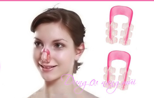 Kẹp nâng mũi Chiếc kẹp nâng mũi thì được thiết kế như hình chữ U, mỗi nhánh có ba viên nhựa mặt ngoài và ba viên nhựa mặt trong, chỉ cần kẹp vào mũi như kẹp phơi quần áo, có tác dụng hỗ trợ nâng cao mũi, giúp mũi thon gọn và cao lên từng ngày.