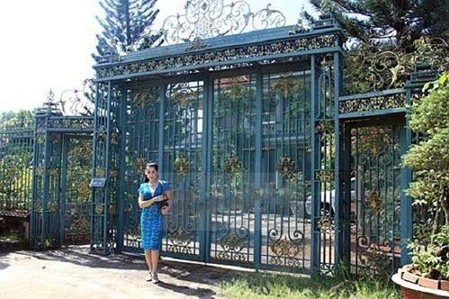 Cổng vào khu biệt thự "hoành tráng" rộng 5000m2 của gia đình Lâm Khánh Chi. Trước lễ cưới, Lâm Khánh Chi từng tiết lộ rằng vừa được bố mẹ ruột tặng 500 triệu đồng tiền mặt và biệt thự 3 tầng trị giá 7 tỷ đồng tại Quận 4, TP.HCM, nhà chồng cũng cho ông xã cô 1 căn nhà riêng tại Vũng Tàu.
