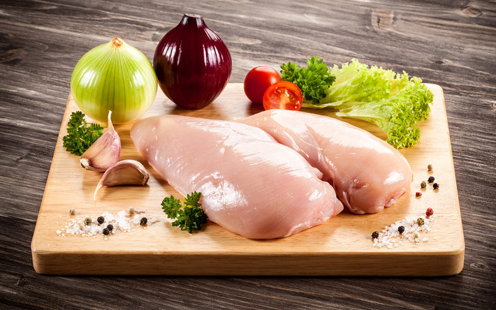 Dùng một chiếc thớt cho cả thịt sống và rau củ: Dù sau khi thái thịt sống, bạn đã rửa sạch thì các loại vi khuẩn từ thịt sống vẫn có thể còn sót lại và sinh sôi trên thớt. Do đó, tốt nhất bạn nên có thớt riêng để thái rau củ và hoa quả làm salad. Ảnh: 1ZOOM.