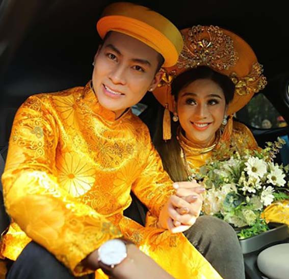 Lâm Khánh Chi là ca sĩ chuyển giới nức tiếng của làng giải trí Việt. Khác với nhiều người đẹp chuyển giới khác, Lâm Khánh Chi đã tìm được bến đỗ hạnh phúc bên người chồng trẻ kém 8 tuổi Trần Phi Hùng (quê Nam Định, hiện là doanh nhân tại Long Hải, Bà Rịa - Vũng Tàu). Đám cưới hoành tráng, xa hoa của Lâm Khánh Chi cùng chồng đã diễn ra vào ngày 28.12.2017 thu hút sự quan tâm chú ý rất lớn của dư luận.