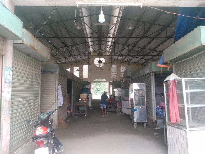 Theo người dân cho biết, nguyên nhân chợ ế ẩm là do sự xuất hiện của các chợ trời,chợ tạm mọc lên quá nhiều. Đa số người dân đều ghé vào các chợ tạm gần nhà để thuận tiện hơn trong việc đi lại.