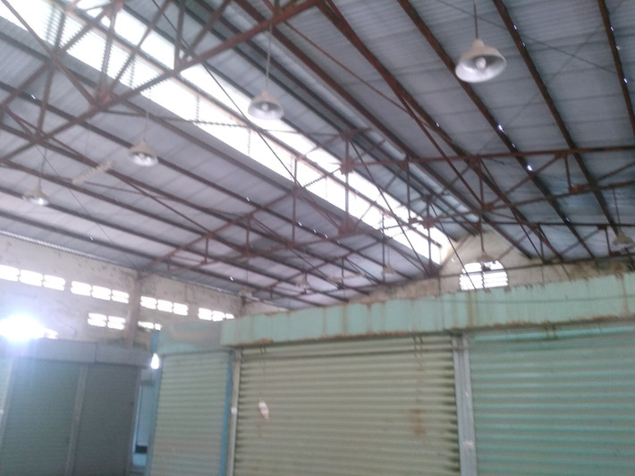 Hệ thống mái che bị rỉ sét, chỉ cần một cơn mưa sẽ biến khu chợ thêm trở nên lầy lội, nhếch nhác.