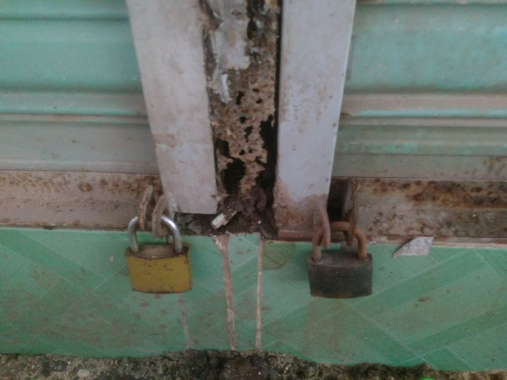 Các ổ khóa ki ốt bị rỉ sét sau khi bỏ hoang nhiều năm.