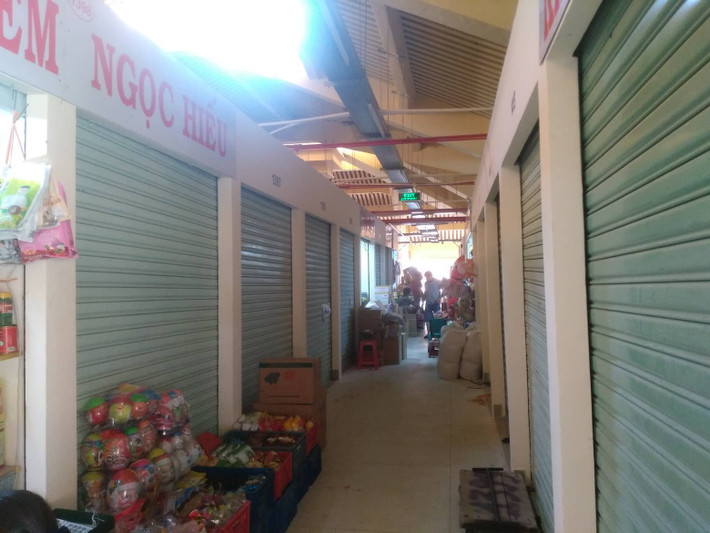 Nhiều ki ốt vẫn bỏ trống chưa có người thuê.