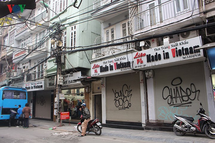Trong khu phố cổ Hà Nội, bất cứ con đường nào, bức tường nào… chỉ cần có 1 khoảng trống là sẽ trở thành “khung tranh” vẽ cho những người "thích sáng tạo".