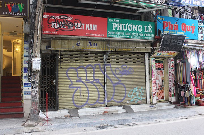 Có đến quá nửa ô cửa cuốn ở phố cổ Hà Nội bị vẽ bẩn.