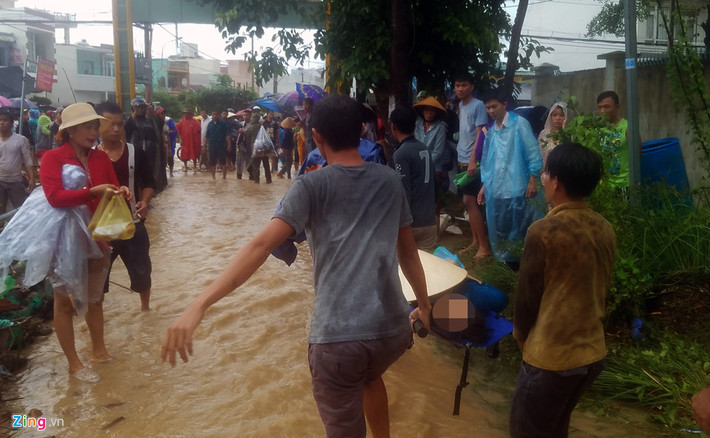 Theo Ban chỉ huy Phòng chống thiên tai và Tìm kiếm cứu nạn tỉnh Khánh Hòa, ít nhất 12 người tử vong, mất tích vì sạt lở, mưa lũ ở Nha Trang. Trong ảnh là một nạn nhân được tìm thấy, đưa ra khỏi hiện trường.