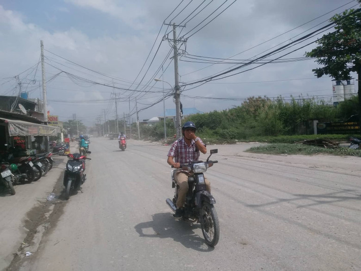 Nhiều người đi đường tỏ ra ngán ngẫm, phải nín thở dùng tay che mặt để đi qua con đường này.