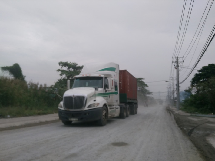 Hàng trăm xe tải, xe container qua lại liên tục, biến con đường khang trang đẹp đẽ trở thành con đường “đau khổ”.