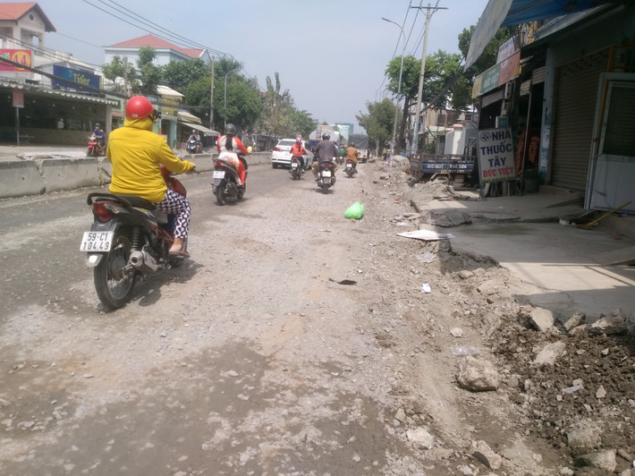 Dự án nâng cấp, cải tạo đường Huỳnh Tấn Phát (Q.7, TP.HCM) đang được Khu quản lý giao thông đô thị số 4 (Sở GTVT TP.HCM) nâng cấp đoạn từ Trần Xuân Soạn đến cầu Phú Xuân. Tuy nhiên, con đường này đang bị người dân gán cho biệt danh " con đường đau khổ".