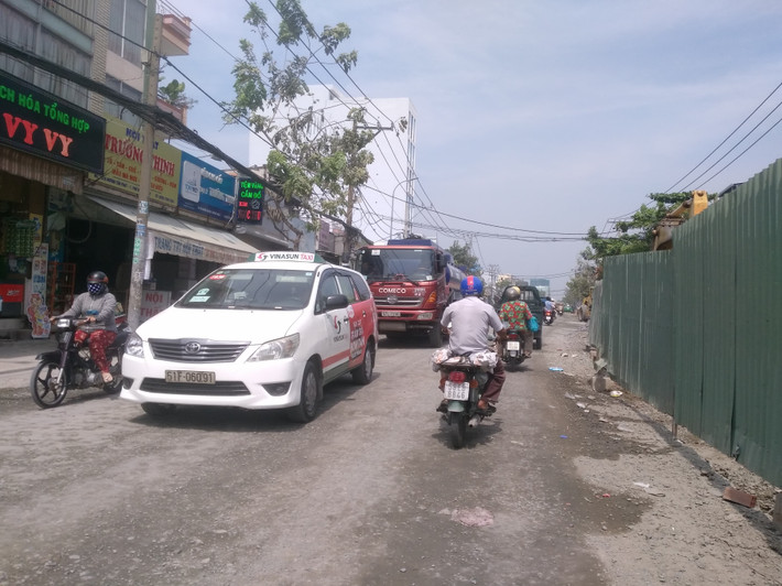 “Tuyến đường xây dựng ì ạch khiến cuộc sống của người dân rất khốn khổ, đời sống sinh hoạt bị đảo lộn, con đường lúc nào cũng trong tình trạng ô nhiễm bụi nghiêm trọng. Việc đi lại, kinh doanh của người dân gặp nhiều khó khăn”, anh Lê Văn Lộc, người dân sinh sống trên tuyến đường bức xúc cho biết.