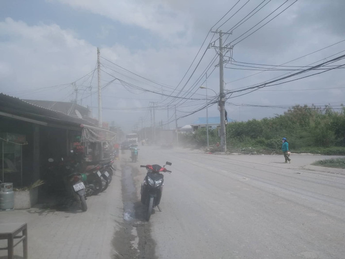 Bên cạnh đó, cách đường Huỳnh Tấn Phát chỉ khoảng 2km, hàng trăm hộ dân sinh sống trên tuyến đường Đào Trí (phường Phú Thuận, quận 7) cũng chịu chung số phận tương tự vì ô nhiễm.