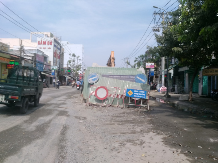 Các công trình thi công dang dở, nằm ngổn ngang là mối nguy hiểm gây ra những vụ tai nạn giao thông nghiêm trọng, luôn ám ảnh người dân mỗi khi đi qua đây.