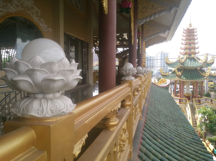 Bên ngoài khu chánh điện, những lan can được trang trí với hoa văn tinh xảo, với gam màu vàng làm chủ đạo. Trên các trụ của lan can được đắp nổi hình hoa sen bằng đá với đường nét hoa văn tỉ mẩn như những cánh hoa sen thực.