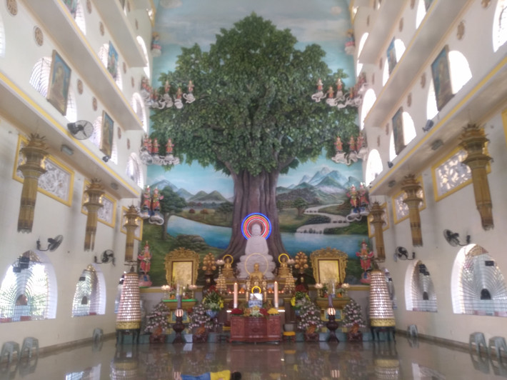 Khu nội điện thờ Phật với không gian rộng rãi, phía trên trần cao hơn gần 40 m. Nơi đây tôn trí tượng Phật Thích Ca và Tam thế Phật. Đặc biệt, trung tâm nội điện là bức phù điêu nổi hình cây bồ đề và phong cảnh sông Ni Liên Thiền. Trung tâm sách kỷ lục Việt Nam đã xác lập đây là "Bức phù điêu cây bồ đề đắp nổi lớn nhất nước".