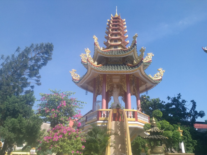 Đài Liên hoa được xây dựng nằm giữa hồ nước, bên trong tôn trí tượng Quan Thế Âm Bồ Tát.