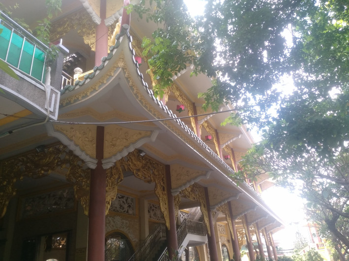 Tất cả hoa văn được chạm khắc, trang trí ở tòa chánh điện đều lấy hình thể hoa sen làm chủ đạo, là Quốc hoa của nước ta hiện nay và cũng là loài hoa gắn liền với văn hóa Phật Giáo.