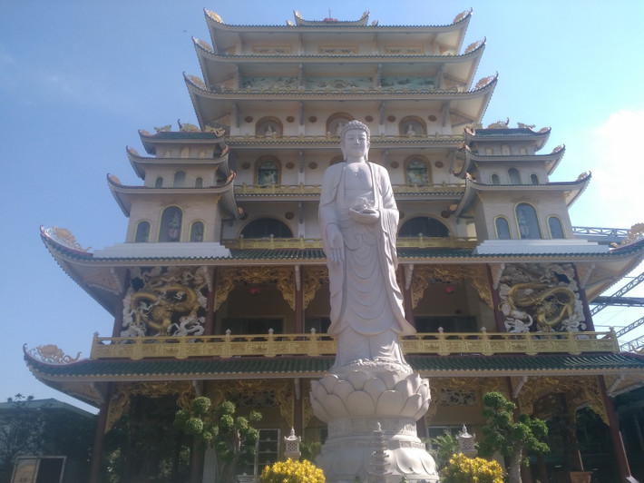 Tòa chánh điện chùa Vạn Đức cao 43,5m, được xây dựng uy nghiêm tráng lệ với nét kiến trúc độc đáo và được xem là ngôi chùa có chánh điện cao nhất hiện nay.