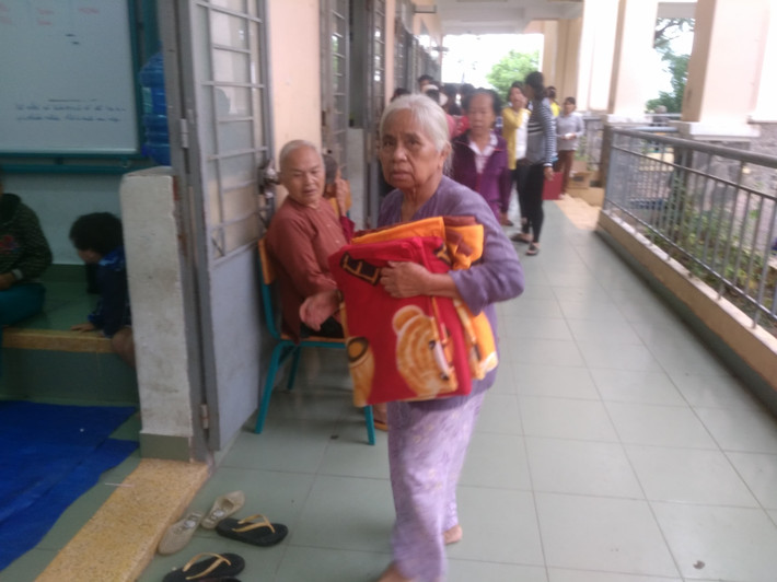Chăn mền được phân phát cho người dân để che đắp tránh thời tiết xấu gây cảm lạnh.