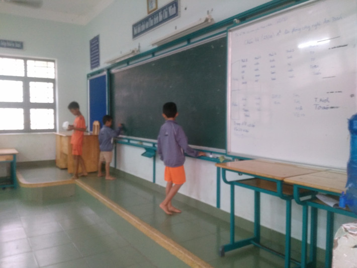 Nhiều trẻ em ngây ngô vui đùa, chẳng hề biết chuyện gì sắp xảy ra.