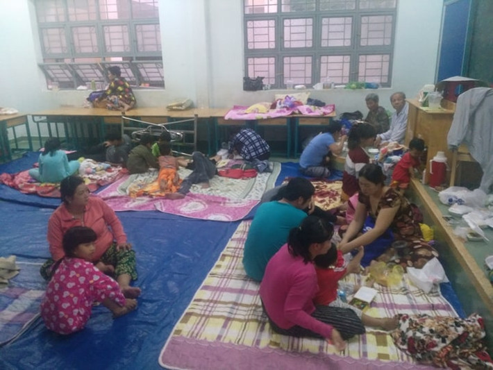 Theo ghi nhận của phóng viên Kiến Thức tại trường THCS Cần Thạnh, nơi đang có đến hàng trăm hộ dân lưu trú để tránh bão được UBND huyện Cần Giờ tổ chức sắp xếp chỗ ngủ, cung cấp đồ ăn, nước uống, vật dụng y tế đầy đủ, luôn sẵn sàng với những tình huống nguy cấp.