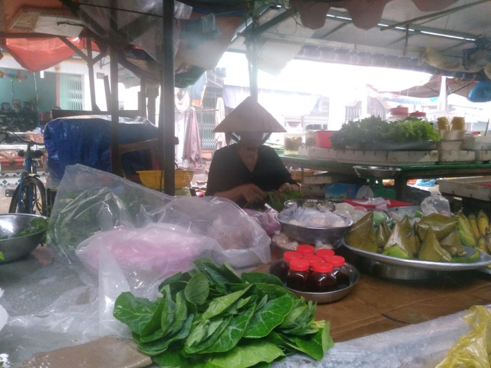 Một người buôn bán ở chợ cho biết: “Đã hơn 60 năm rồi tôi vẫn chưa biết bão là gì, khi nào bão đến thì tôi chạy đi trú bão, chứ bây giờ bão vẫn chưa vào nên cũng chưa lo”.