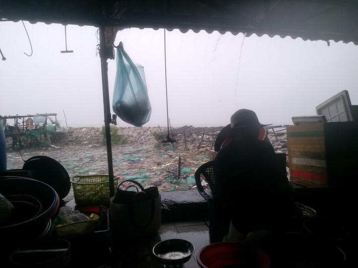 Đặc biệt chợ Cần Giờ được xem là khu chợ rất nguy hiểm, bởi địa thế giáp kè biển và là trung tâm hứng hướng gió và sóng biển.