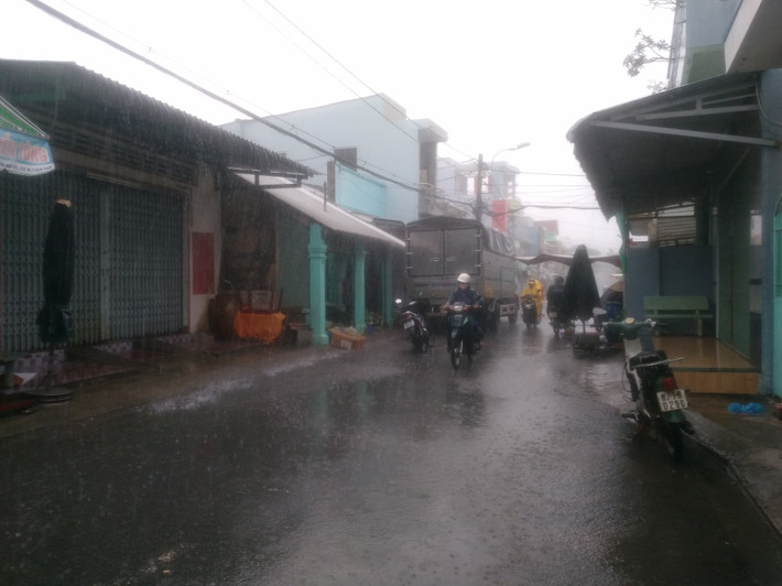Trên các tuyến đường, người dân vẫn đi lại mặc kệ mưa to gió lớn có thể cuốn phăng mọi thứ bất cứ lúc nào.