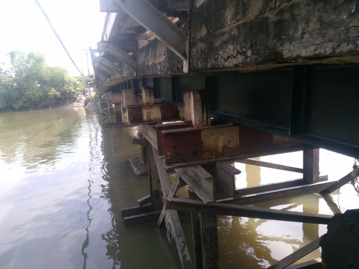 Chỉ cần vài chiếc xe máy đi qua cầu thì cảm giác cây cầu rung động mạnh tưởng như cây cầu sắp đổ sập, rất đáng sợ.