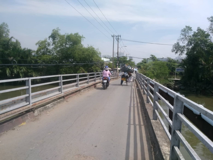 Vào giờ cao điểm các phương tiện qua lại đông đúc khiến cây cầu trở nên yếu ớt, khiến cho việc đi lại khó khăn, gây ám ảnh, đe dọa đến tính mạng của người dân.