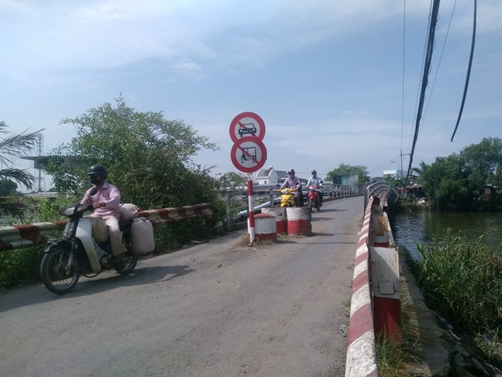 Cầu Phước Lộc nằm trên đường Đào Sư Tích, có chiều dài khoảng 80m, rộng 2,5m, được xây dựng vào năm 1990, là cây cầu có vị trí giao thông huyết mạch bắc qua rạch Long Kiểng, nối xã Long Kiểng với xã Phước Lộc (huyện Nhà Bè, TP.HCM).