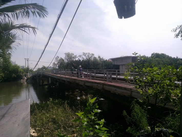 Sau gần 30 năm dãi nắng dầm mưa, oằn mình gánh chịu với hàng ngàn lượt xe cộ qua lại mỗi ngày đã khiến cho cây cầu hư hỏng, xuống cấp nghiêm trọng. Gây nguy hiểm, bất an cho người dân mỗi khi đi qua cây cầu này.