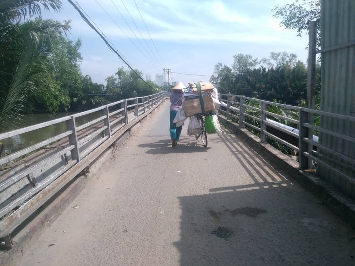 Ông Phạm Văn Hơn, ấp 2, người dân sinh sống cạnh cây cầu cho biết: “Cây cầu đã hư hỏng nghiêm trọng, thân cầu đã bị oằn, nhiều hạng mục của cầu đã gỉ sét. Mỗi lần đi qua cây cầu này cảm giác rất lo sợ, rùng mình vì cây cầu rung lắc quá mạnh”.