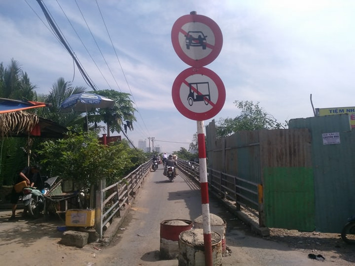Trước nguy cơ cây cầu có thể sập bất cứ lúc nào, chính quyền địa phương đã cho xây các trụ bê tông lớn chắn trước lối vào cầu, cấm các phương tiện xe ba gác, xe trọng tải lớn lưu thông.