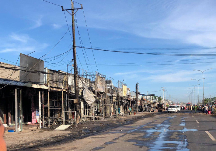 Lúc này, đám cháy lan vào 16 hộ dân sống dọc đường, bùng phát ngọn lửa kinh hoàng.