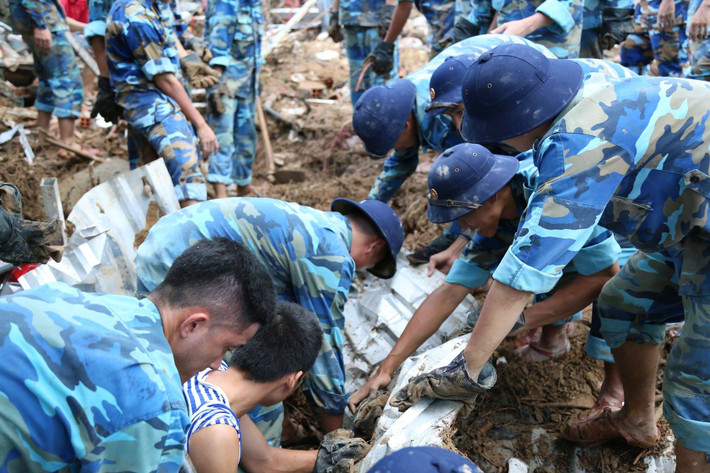 Sau hai ngày xảy ra vụ sạt lở núi kèm lũ quét cuốn trôi hàng chục căn nhà ở xóm Núi, thôn Thành Phát, xã Phước Đồng, TP Nha Trang (Khánh Hòa), hàng trăm cán bộ, chiến sĩ đang nỗ lực tìm kiếm các nạn nhân mất tích.
