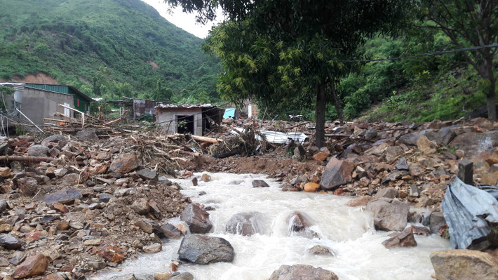 Vụ sạt lở núi ở Nha Trang vào sáng 18/11 đã khiến hàng chục nhà dân ở nhiều xã bị vùi lấp trong khối đất đá khổng lồ.