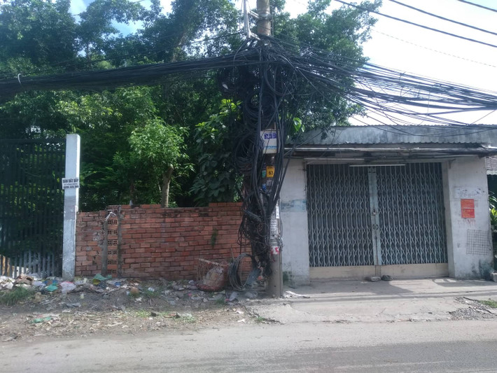 Mạng lưới điện chằng chịt cũng khiến cho nhiều công nhân sửa chữa điện cũng lắc đầu ngao ngán, vì sự nguy hiểm bởi hàng trăm sợi dây điện lùm xùm vắt trên các cột từ dưới đất cho đến trên đầu ngọn, cột trụ.