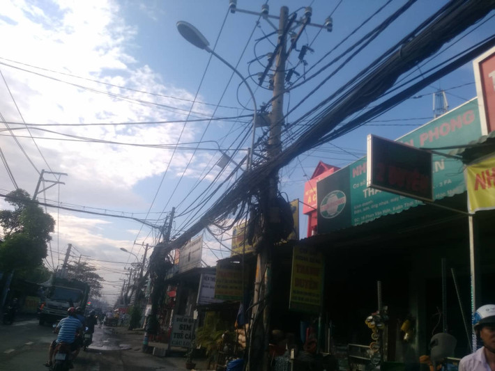 Anh Nguyễn Văn Tư (trú huyện Hóc Môn) cảm thấy “kinh sợ” khi đi qua những khu vực có lưới điện chằng chịt. Nhiều lần giật mình hoảng hốt vì chứng kiến những vụ cháy nổ do chạm điện ngay trên đầu mình.