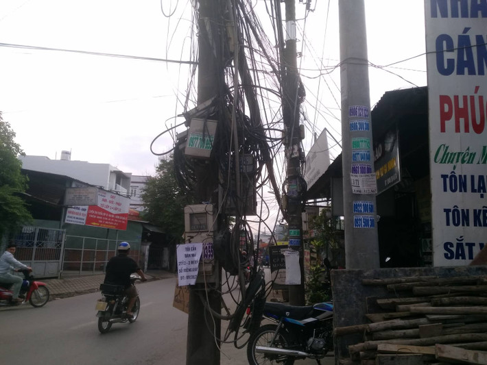 Hệ thống trạm hạ áp, dây điện ngổn ngang khiến nhiều người không khỏi “rùng mình”.