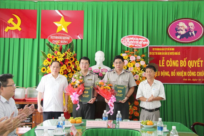 Cũng theo nguồn tin Thanh Niên, ngoài việc bị xử lý kỷ luật về chức vụ, ông Vũ Quốc Doanh đang tiếp tục bị xem xét, xử lý kỷ luật về mặt Đảng, do Thành ủy TP.HCM quyết định. (Ảnh: Pháp Luật - ông Doanh đứng ngoài cùng bên trái áo trắng)