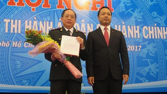 Trước đó, vào tháng 12/2018, ông Doanh được Thứ trưởng Bộ Tư pháp Trần Tiến Dũng đã trao quyết định bổ nhiệm, Quyền Cục trưởng Cục thi hành án dân sự (THADS) TP.HCM giữ chức vụ Cục trưởng Cục THADS TP.HCM, nhiệm kỳ 5 năm. (Ảnh: Thanh Niên - ông Doanh bên trái)