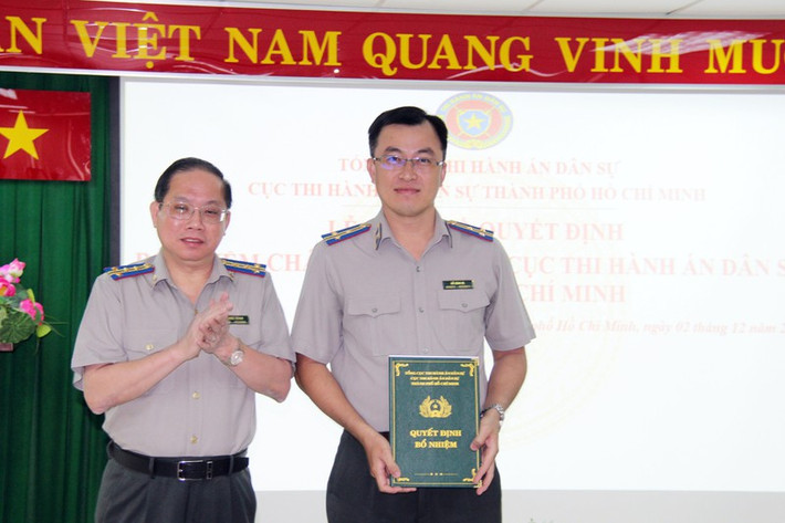 Theo Dân trí sáng 16/3, sau khi tiến hành kiểm tra hoạt động chỉ đạo, điều hành tại Cục Thi hành án dân sự TPHCM, Tổng cục Thi hành án dân sự (Bộ Tư pháp) đã phát hiện không ít sai phạm. (Ảnh: Pháp Luật - ông Doanh bên trái)