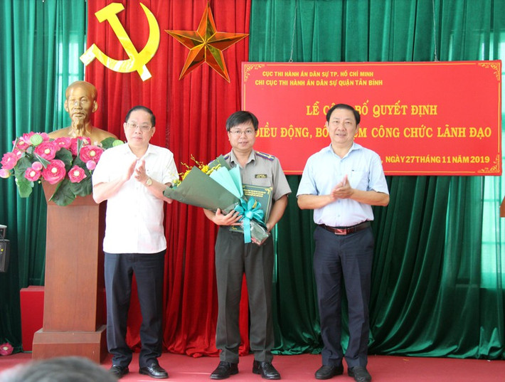 Qua công tác kiểm tra, Tổng cục Thi hành án dân sự đã phát hiện ông Doanh có vi phạm. Sau khi thông báo vi phạm và dựa vào mức độ vi phạm đó đã ra quyết định giáng chức ông Vũ Quốc Doanh. (Ảnh: Pháp Luật - ông Doanh ngoài cùng bên trái, áo trắng)