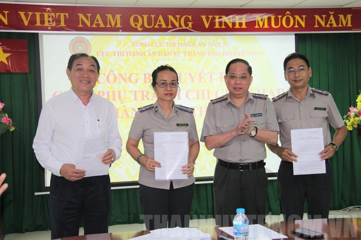 Được biết, một trong những sai phạm Cục Thi hành án dân sự TP.HCM được phát hiện trong thời gian gần đây là vụ tổ chức đấu giá biệt thự số 5 Hồ Biểu Chánh (Q.Phú Nhuận) của bà Đặng Ngọc Lan và ông Nguyễn Đức Kiên, nguyên Phó chủ tịch Hội đồng sáng lập Ngân hàng ACB (“Bầu” Kiên), gây ảnh hưởng đến quyền và lợi ích hợp pháp của công dân. (Ảnh: Đảng bộ TP HCM - ông Doanh thứ 2 từ phải sang)